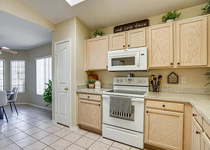 2 Mi To Stadium! Dog-friendly Home, Pool *